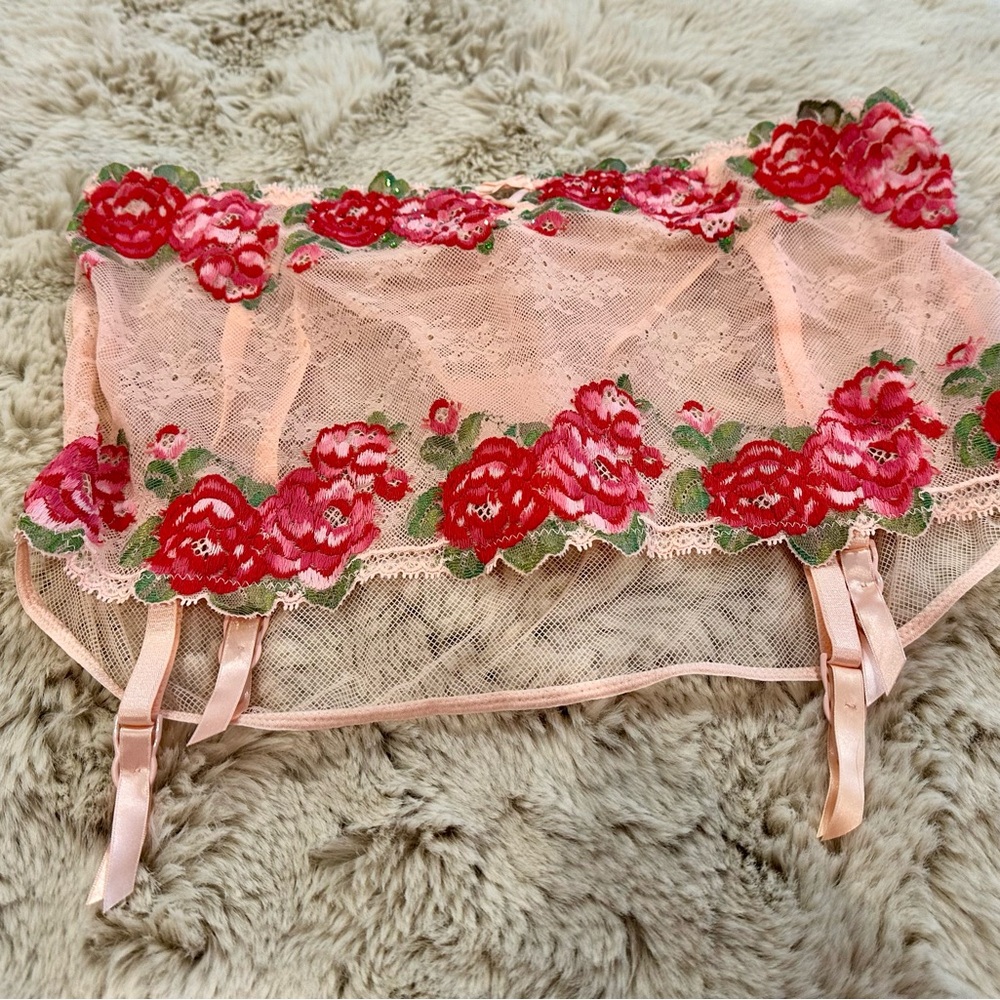 NWOT Victoria’s Secret Bra & Garter set w/ attached Thong Panty
Bra 36D
Garter L - Picture 3 of 4